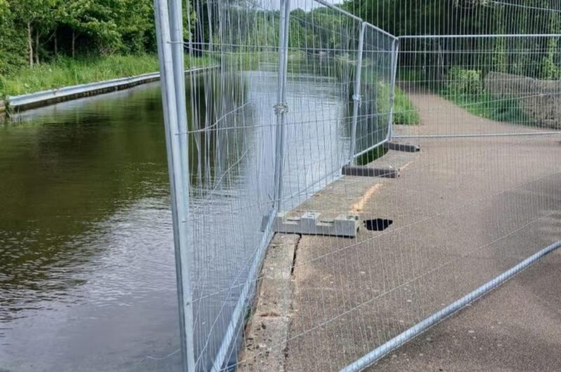 Part of the towpath has been fenced off. Photo: Canal and River Trust